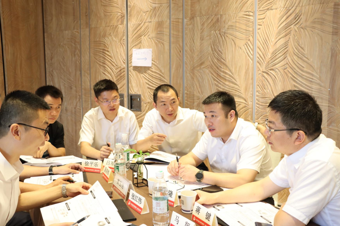 2021年6月25日-26日，BJL平台二建组织开展了2021年中高层主管执行力培训。本次培训特邀清华、北大、上海交大总裁班讲师，中国企业家协会特聘高级讲师许晋老师进行授课。